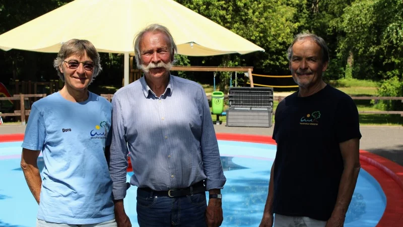 Dorothee Orzelski, Michael Willy (Mitte) und Heinz Köster vom Freibadverein freuen sich auf viele Besucherinnen und Besucher. - © Lorraine Brinkmann