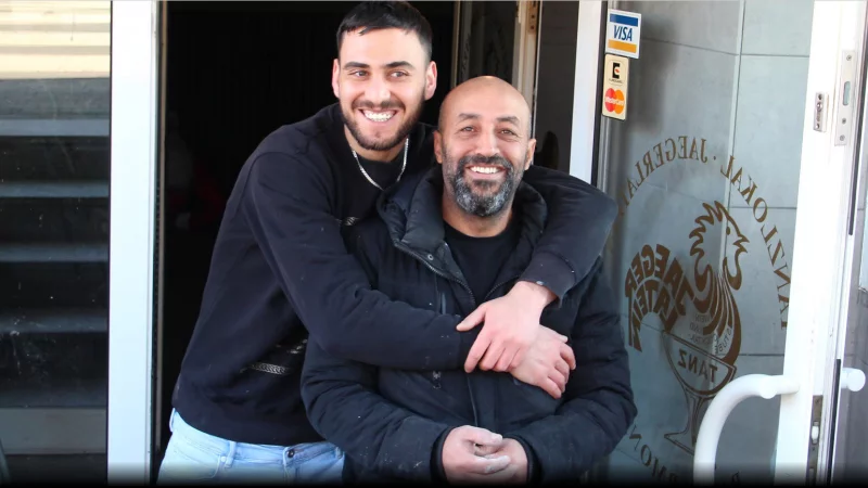 Trotz Tag- und Nachtschichten beim Renovieren bester Laune: Naoufel Hammami und Wael Zahi vor dem Eingang der Cocktailbar Jaegerlatein, die schon bald wieder &ouml;ffnen soll. - &copy; Juliane Lehmann