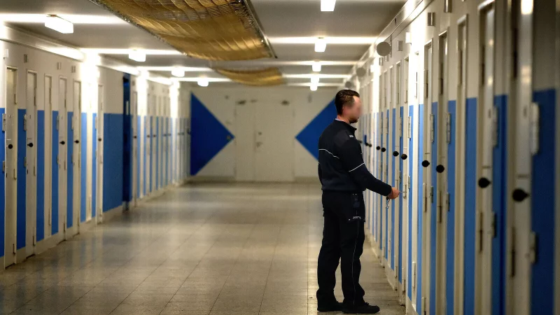 Ein Gef&auml;ngnisw&auml;rter kontrolliert Zellen (hier ein Symbolfoto). Die JVA Herford war Schauplatz der j&uuml;ngsten Vorf&auml;lle von Misshandlungen unter Insassen. - &copy; Andreas Fr&uuml;cht/Symbolfoto