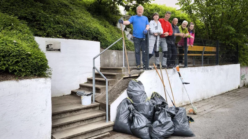 Stefan Dux (von links), Barbara Volmer, Marc Piechnik, Markus Marcinczyk, Ralf Klemme und Pauline Klemme haben gemeinsam angepackt. - &copy; Zukunft Extertal