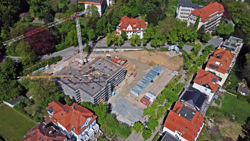 Der neue Medicampus wächst im Dreieck zwischen Sophienstraße (Bildmitte) und Parkstraße (rechts) in die Höhe. Ein zweiter Komplex könnte parallel zur Parkstraße entstehen. Hierfür laufen laut Angaben der Projektverantwortlichen 
Gespräche mit der Stadt. Oben rechts ist der leerstehende Fürstenhof zu sehen, der bald zu einem Vier-Sterne-Hotel umgebaut werden soll. - © Nicole Ellerbrake