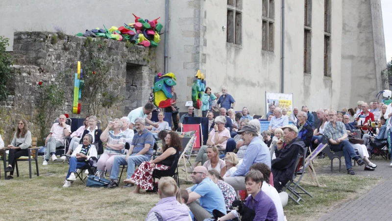 Rund 250 Besucher kommen zum ersten Picknickkonzert und machen es sich mit Klappstühlen, Decken und Snacks gemütlich, um „Felice & Cortes“ zu lauschen. - © Juliana Szabo