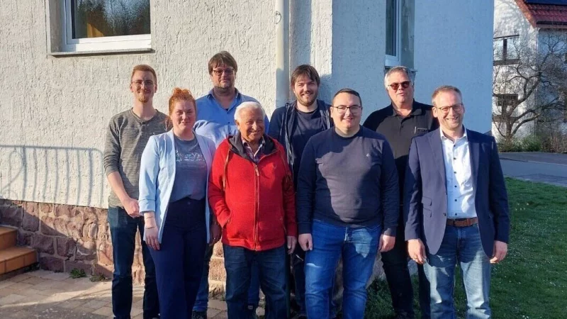 Mitglieder des Lipperland-Orchesters aus Alverdissen und Barntrups Bürgermeister Borris Ortmeier (rechts) freuen sich über den Abschluss der Bauarbeiten am "Odeon" in Alverdissen. Ortmeier ist zugleich Vorsitzender der Leader-Aktionsgruppe Nordlippe, die übers sogenannte Regionalbudget einen Zuschuss gegeben hat. - © Stadt Barntrup