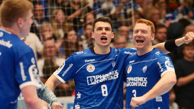 Frederik Simak (links) und Nicolai Theilinger verrichteten in der Abwehr Schwerstarbeit und feierten anschlie&szlig;end entsprechend laut. - &copy; J&ouml;rg Hagemann