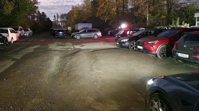 Derzeit gibt es zu wenig Parkplätze am Eggestadion. - © Archivbild: Jost Wolf