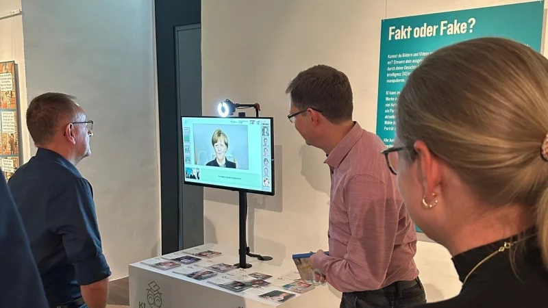 Die Sonderausstellung "A KInd of Art. Künstliche Intelligenz trifft (Weser-)Renaissance” wurde wegen der großen Nachfrage bis zum 1. Februar 2026 verlängert. Passend zur Schau gibt es am 11. Dezember eine Podiumsdiskussion über Chancen und Risiken von KI. - © WRM Lemgo