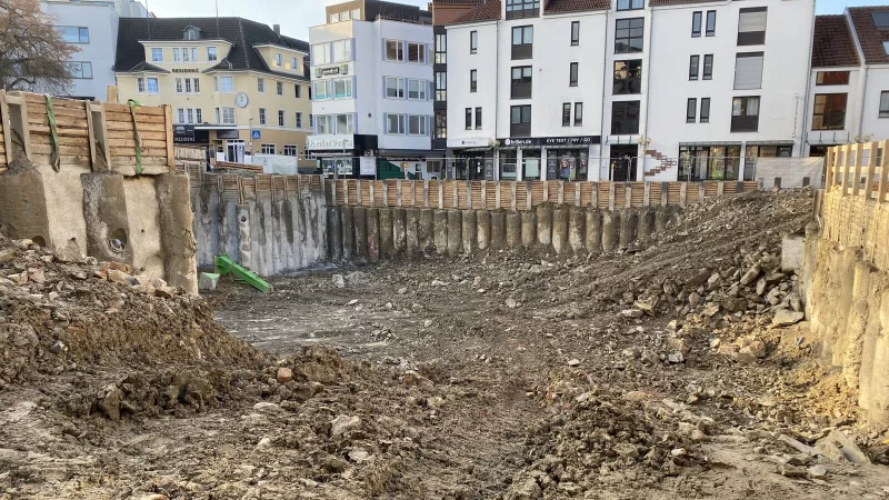 Die Stadthaus-Baugrube im Herzen der Innenstadt Paderborns mit Blick in Richtung Marienstra&szlig;e. - &copy; Bildrechte: Stadt Paderborn