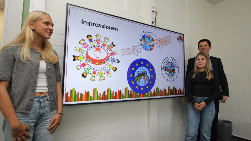 Die Barntruper Gymnasiastinnen Marlene Beyer (links) und Janne Pleuger haben positive Erfahrungen bei ihren Auslandaufenthalten mit dem Erasmus-plus-Programm in Norwegen und Dänemarkt gemacht. Lehrer Dr. Timo Rebschloe koordiniert die Auslansaktivitäten der Schule. - © Jens Rademacher