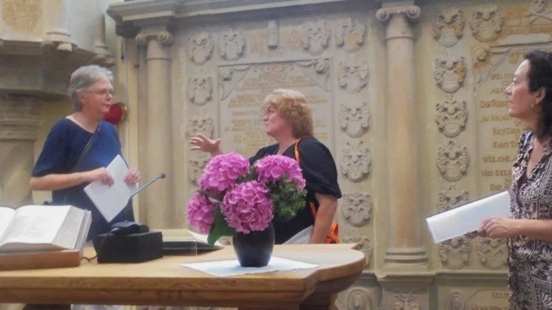 Auf Spurensuche in der Schlosskirche Varenholz (von links): Vera Varlemann, Marieke Fernhout und Inette Mennen. - &copy; Hans-Ulrich Krause