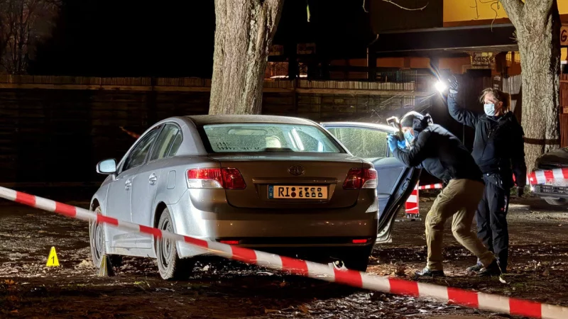Tatort-Gruppe im Nachteinsatz: Im Schein von Taschenlampen machen Ermittler auf einem Parkplatz an der Hauptmann-B&ouml;lke-Stra&szlig;e Fotos. Blutspuren werden mit gelben Nummernkarten markiert. - &copy; Ulrich Behmann