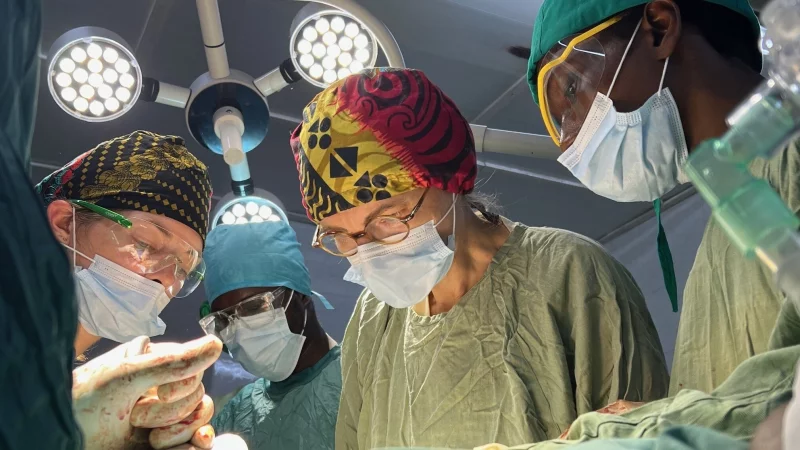 Dr. Katja Maschuw im OP-Saal. - &copy; Wolfgang Hiller