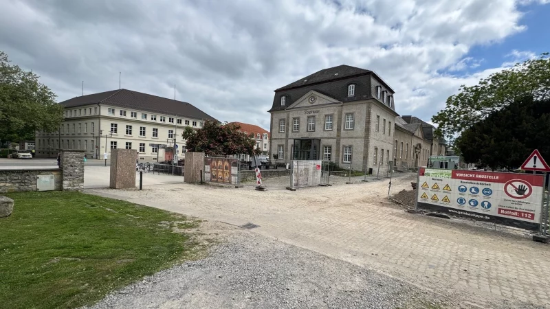 Der Durchgang zwischen Schlossplatz und Theaterplatz ist von der kommenden Woche an für längere Zeit nicht mehr passierbar. An der Stelle wird im Untergrund gearbeitet. - © Raphael Bartling