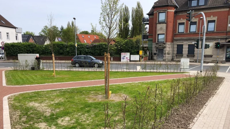 Dieser kleine Park an der Ecke Pottenhauser/Bielefelder Straße ist das erste sichtbare ISEK-Projekt in der Zuckerstadt. Hier werden in Kürze noch Bänke aufgestellt. - © Thomas Reineke