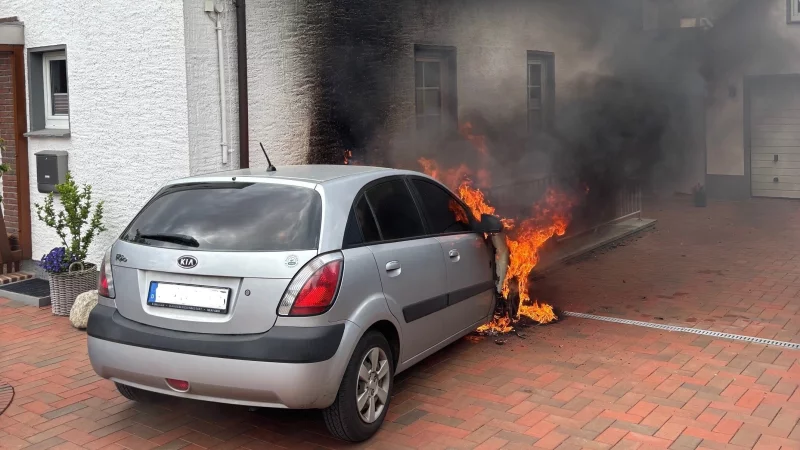 Das Auto ist aus noch unbekannter Ursache in Brand geraten. - &copy; Freiwillige Feuerwehr Lemgo