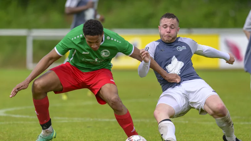 Eine Szene aus der Vorsaison: Bastian Haase (rechts) von den Sportfreunden Oesterholz-Kohlst&auml;dt l&auml;sst nicht locker. Gegen seinen Blomberger Gegenspieler Fabrice Diakite kann Haase den Ball im letzten Moment wegspitzeln. - &copy; Egon Penner
