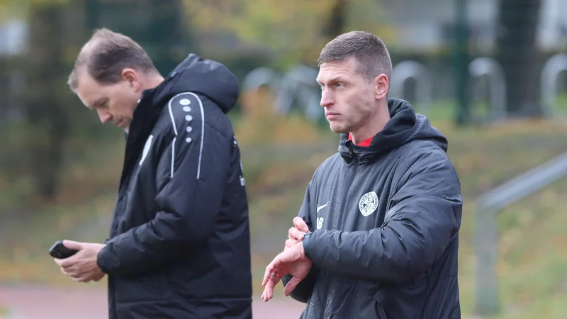Diestelbruchs Trainer Daniel Barbarito (vorne) und Obmann Arne Dreier setzen die gemeinsame Arbeit fort. - &copy; Sebastian Lucas