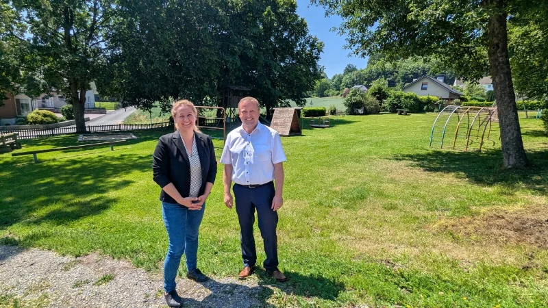 Fachbereichsleiterin Planen und Bauen, Ewa Hermann (links), und Bürgermeister Mario Hecker stehen auf dem Areal das umgestaltet werden soll. Im Hintergrund das Bebauungsplangebiet „Kuhlenkamp“ auf dem Wohnbauflächen entstehen sollen. - © Gemeinde Kalletal