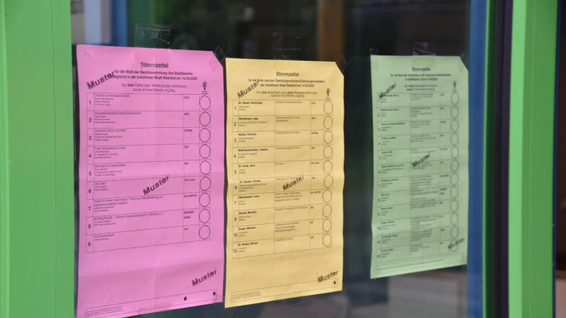 An der T&uuml;r war es richtig angeschlagen, aber der Wahlvorstand in Bielefeld-Ubbedissen gab den gelben Stimmzettel f&uuml;r die Oberb&uuml;rgermeisterwahl zun&auml;chst nicht aus. - &copy; Felix Brenneke