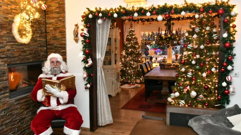 Michael Surmann ist w&auml;hrend der Adventszeit regelm&auml;&szlig;ig als Santa Claus auf Veranstaltungen im Kreis G&uuml;tersloh unterwegs und verbreitet gute Laune. Klar, dass sein Haus nat&uuml;rlich entsprechend geschm&uuml;ckt ist. - &copy; Jonas Damme
