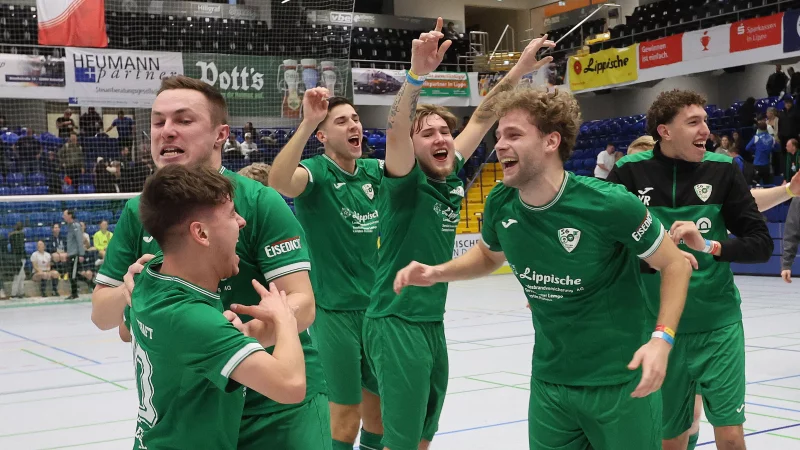 Belles Felix Spilker (Zweiter von links) freut sich mit seinem Team. Er avancierte mit zwei Treffern im Finale gegen Post Detmold zum Matchwinner. - &copy; Paul Cohen