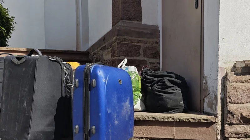 Das Hab und Gut der Bewohnerinnen und Bewohner, die das Gebäude in Lüchtringen verlassen mussten. - © Svenja Ludwig