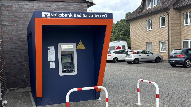 Diesen Container neben der ehemaligen Gastst&auml;tte Lindemannsbusch hat die Volksbank Bad Salzuflen aufstellen lassen. Hier k&ouml;nnen auch Kunden der Sparkasse Lemgo geb&uuml;hrenfrei Geld abheben. &Uuml;berweisungen sind hier jedoch nicht m&ouml;glich. - &copy; Thomas Reineke