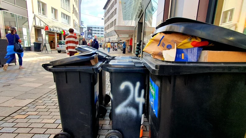Klare Zuordnung jeder Tonne? Schon heute versuchen viele Bürger, ihre Tonnen durch aufgemalte Hausnummern oder Namen zu personalisieren, vor allem, um Verwechslungen zu vermeiden. - © Kurt Ehmke