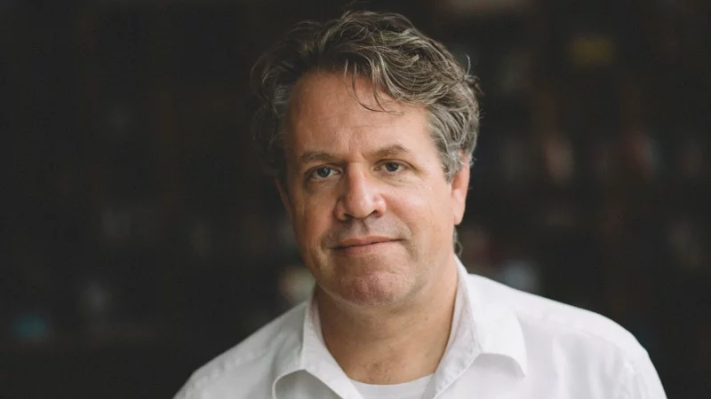 Correctiv-Reporter Marcus Bensmann kommt nach Lage. - &copy; Bildrechte: Marcus Bensmann