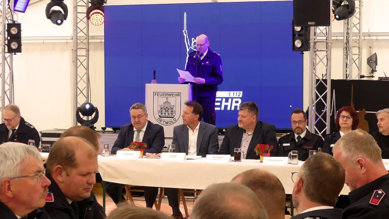 Torben Wind, Einheitsleiter der Löschgruppe Pivitsheide, moderiert die Feier zu deren 100-jährigem Bestehen. - © Rudi Rudolph