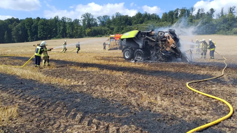 Eine Ballenpresse ist nach einem Feldbrand bei Falkenhagen v&ouml;llig zerst&ouml;rt. - &copy; Feuerwehr L&uuml;gde