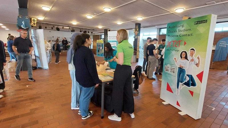 Die etwa 200 Schüler konnten sich an unterschiedlichen Stellen informieren. - © Sewkundarschule Nordlippe