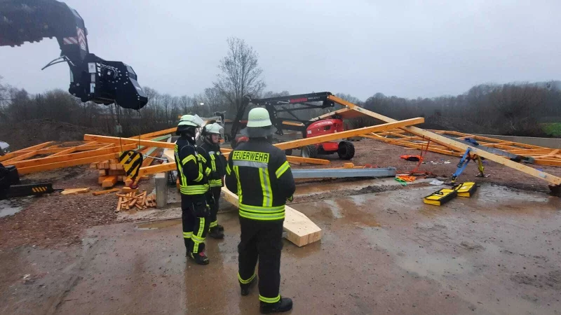 Noch ist völlig unklar, wie die Maschinenhalle zusammenbrechen konnte. Bei dem Unglück in Nieheim-Oeynhausen wurden mehrere Personen verletzt. - © David Schellenberg