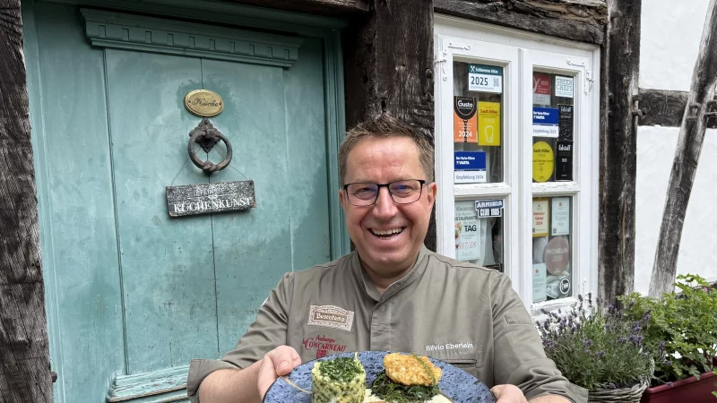 Silvio Eberlein, Inhaber des Historischen Gasthaus Buschkamp in Bielefeld, präsentiert ein Filet von der Goldforelle mit Knusper-Ei, Blattspinat, Senfkaviar und Quetschkartoffel. - © Carolin Nieder-Entgelmeier