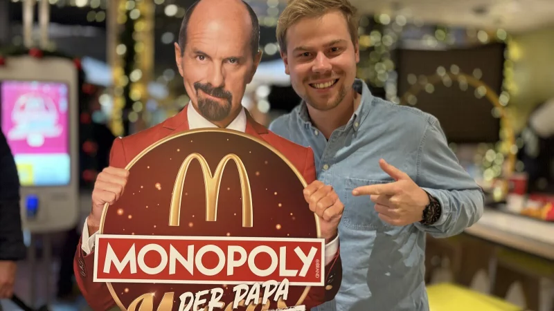 Johannes W&ouml;pkemeier war Produzent f&uuml;r die aktuelle McDonalds Weihnachtskampagne. Dort traf er auf sein gro&szlig;es Idol - Bernd Stromberg. - &copy; Privat