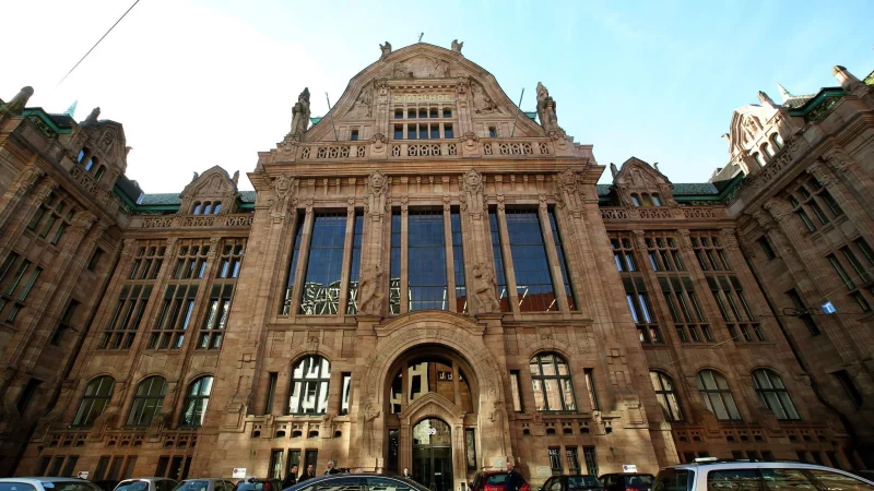 Städte in NRW, darunter die Landeshauptstadt Düsseldorf, ziehen nun gegen das Land vor Gericht. Streitpunkt ist der OGS-Ausbau. - © Roland Weihrauch/dpa