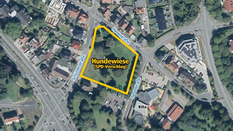 Die SPD hat eine Hundewiese auf dem Eckgrundst&uuml;ck Sch&uuml;tzenstra&szlig;e/Riestestra&szlig;e in der N&auml;he des Rathauses und der Kita "Leuchtturm" vorgeschlagen. - &copy; Land NRW 2025/Montage: LZ