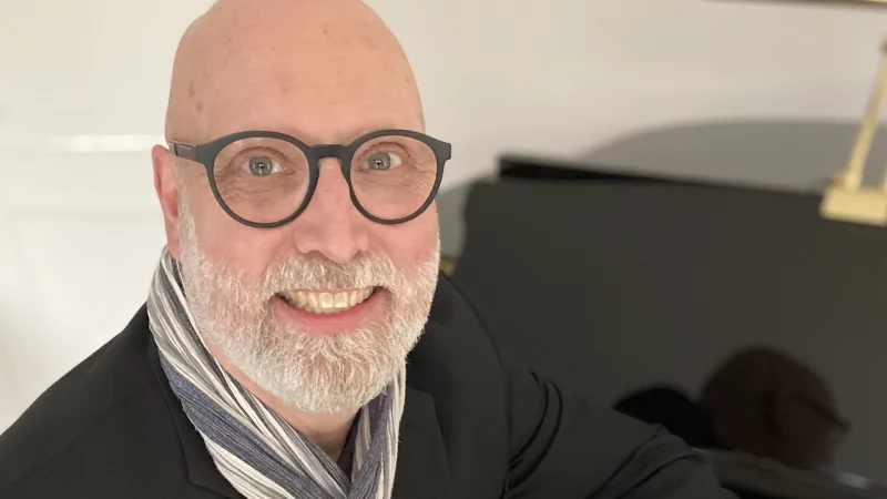 Christian Jaschinski stellt in der Stadtbücherei seinen neuen Roman vor. - © Naomi Jaschinski