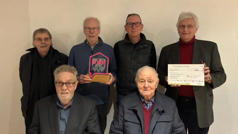 Der zweite Platz des Heimat-Preises-Lippe geht an den Heimatverein Heiligenkirchen: Mit dabei waren G&uuml;nter Zahn (von links), Werner Zahn, Dr. Bernd Gr&ouml;ger (Vorsitzender), Dr. Joachim Kleinmanns,
Gerd Engstfeld (2. Vorsitzender) und Bernhard Meier zu Biesen. - &copy; Fotorechte: Heimatverein Heiligenkirchen
