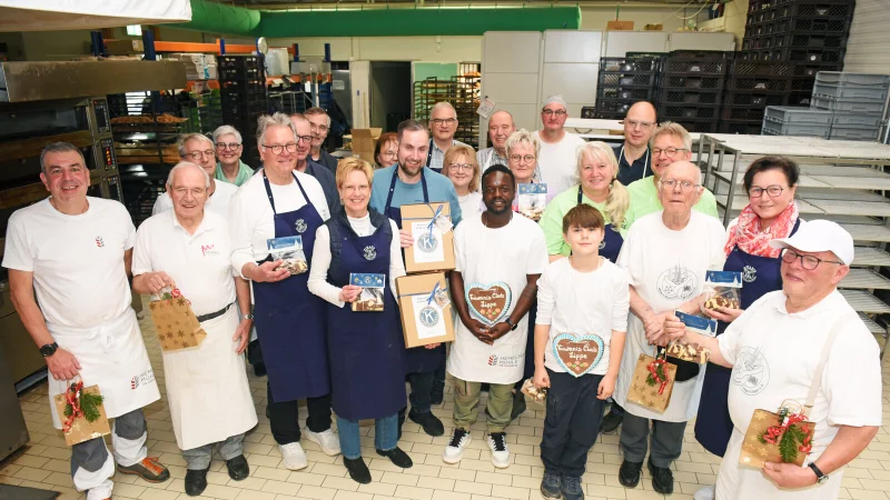 100 Kilo Kekse haben die Mitglieder des Kiwanis-Club Lippe f&uuml;r den guten Zweck gebacken. - &copy; Nicole Ellerbrake