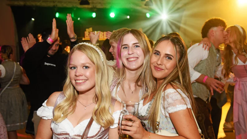 Im Dirndl zu Alpenrock-Knallern von den Bambergern feiern: Das war am Wochenende auf dem Kussler Ball möglich. - © Nicole Ellerbrake