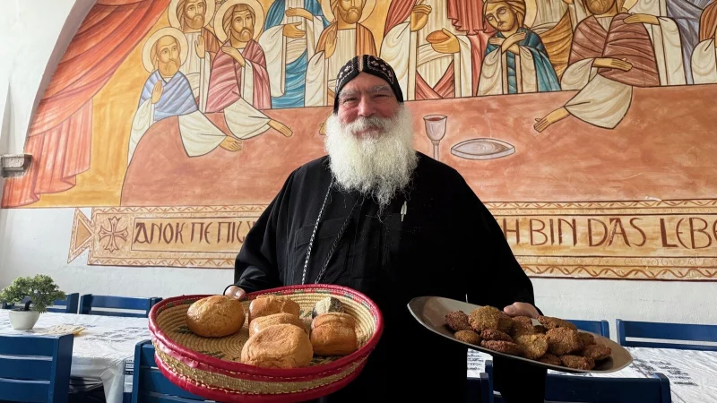 Bischof Anba Damian freut sich auf G&auml;ste im Restaurant im Schatten des Klosters. - &copy; Ralf T. Mischer