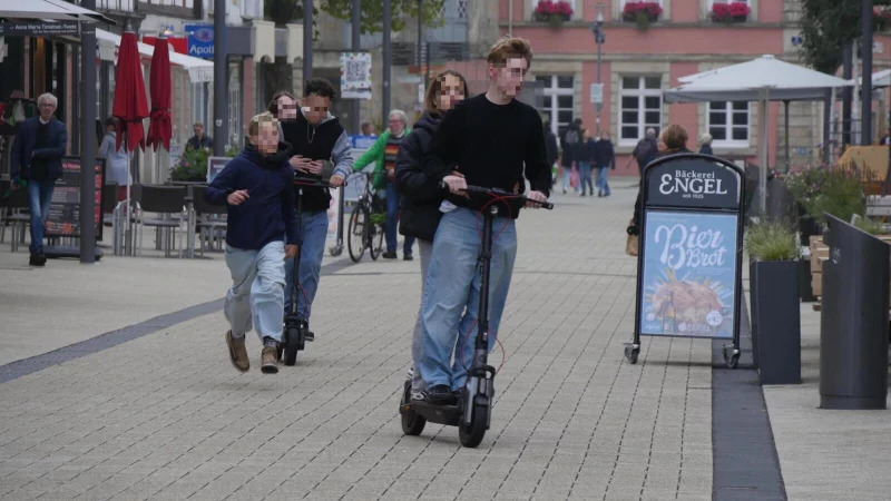 Doppelt verboten: In der Fußgängerzone haben E-Scooter nichts zu suchen - auch nicht zu den für Radfahrer freigegebenen Uhrzeiten. Und zu zweit fahren ist ebenfalls nicht erlaubt - auch wenn das lange Trittbrett dazu einlädt. - © Jost Wolf