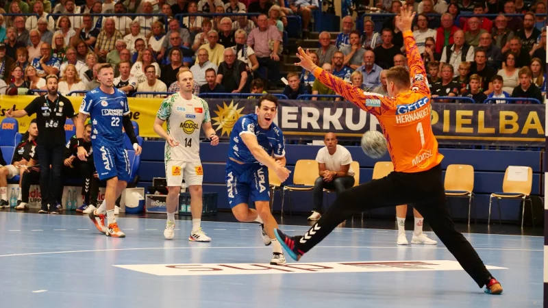 Viel zu häufig scheiterten Samuel Zehnder & Co. an Magdeburgs Keeper Sergey Hernandez - © Jörg Hagemann