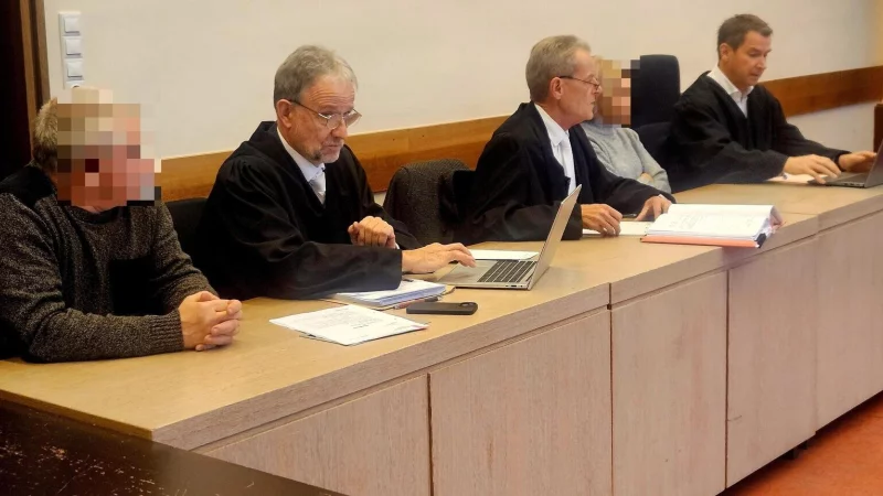 Rechtsanwalt Christian Thüner (links) aus Herford vertritt den wegen Beihilfe angeklagten Ehemann. Die im Fokus stehende angeklagte Hausverwalterin aus Lage wird von ihren Verteidigern Helmut Wöhler (mitte) aus Bad Salzuflen und Torsten Giesecke aus Bielefeld vertreten. - © Janet König