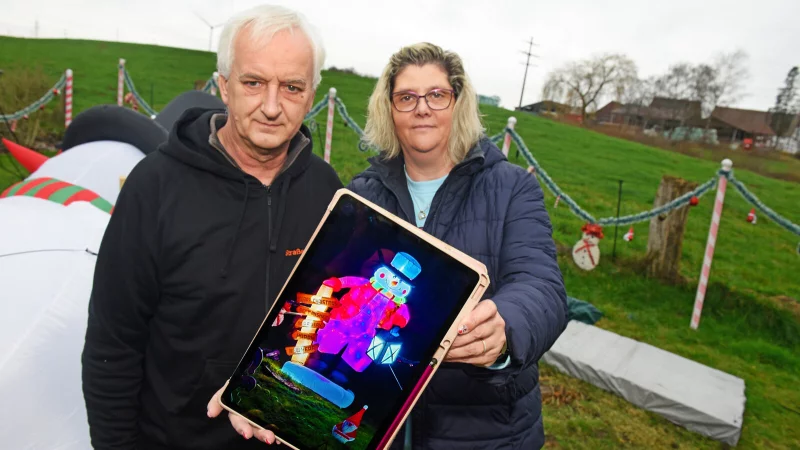 Von dem Schneemann bleibt Christian und Manuela Heimann nur noch ein Foto und die leere Palette, auf der er seinen Platz hatte (rechts im Hintergrund). - &copy; Nicole Ellerbrake