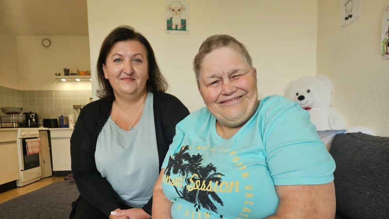 B&auml;rbel M&uuml;ller (61, rechts) hat ein Glasauge und hat auf dem anderen nur noch 40 Prozent Sehkraft. Die Bad Salzuflerin ist daher froh, von ihrer Betreuerin Anna Lewandowski unterst&uuml;tzt zu werden. - &copy; Janet K&ouml;nig