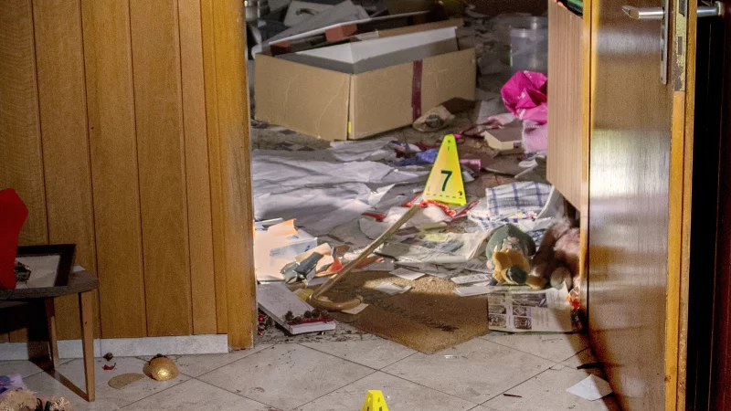 Eine Aufnahme vom Tatort in Cloppenburg: Die Verbrecher müssen den Rentner über längere Zeit misshandelt haben. Dann ließen sie ihr Opfer mit lebensgefährlichen Verletzungen liegen. - © Polizei Cloppenbrug