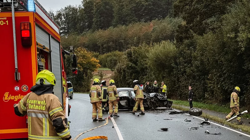 Bei einem kapitalen Crash auf der Hornschen Straße wurden am Montagmittag zwei Menschen leicht verletzt. Die Feuerwehr spricht von "Glück im Unglück". - © Feuerwehr Detmold/Marco Schweiger