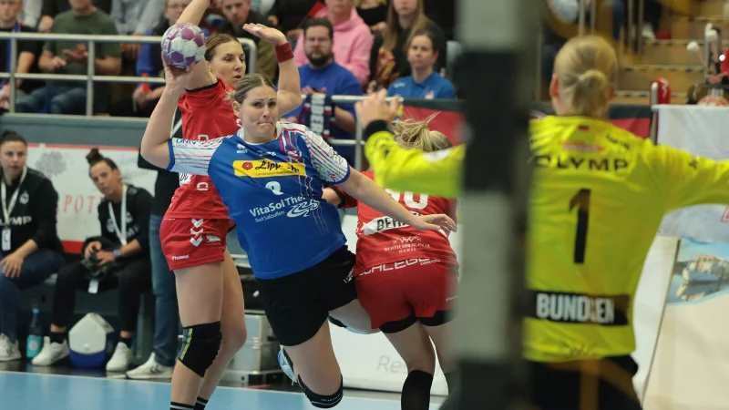 Lisa Frey findet eine Lücke in der Ludwigsburger Deckung. - © Paul Cohen