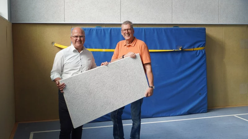 Schlangens B&uuml;rgermeister Marcus P&uuml;ster (links) und den Bauamtsmitarbeiter Dirk Brenke zeigen eine der "Sauerkrautplatten". - &copy; Gemeinde Schlangen
